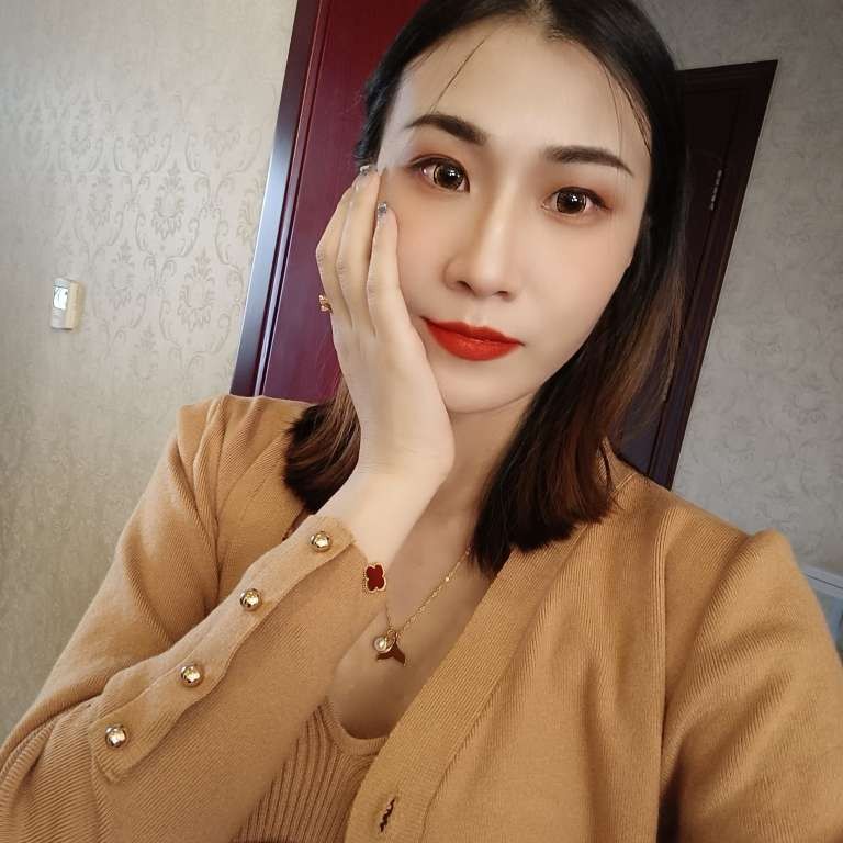 眯眯眼苦恋汽车的照片
