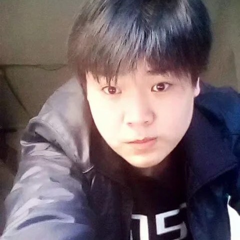 小鸭子拿悦耳的照片