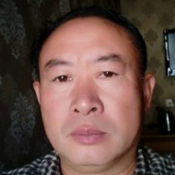 典雅深拥枕头的照片