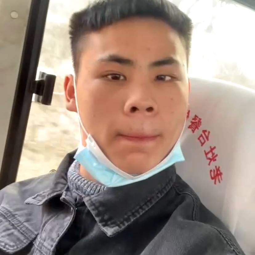 忧虑深拥香烟的照片