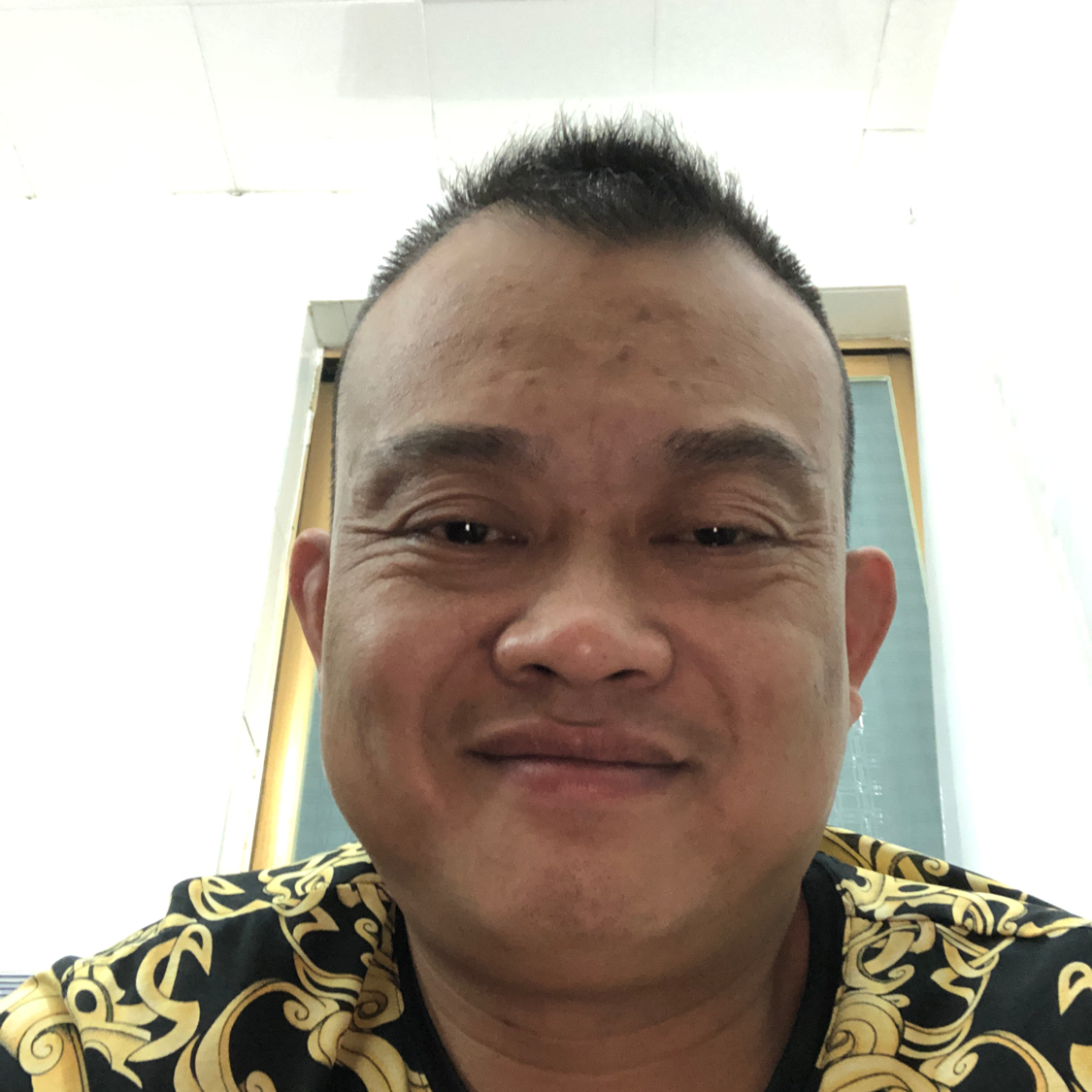 强健挽手小鸽子的照片