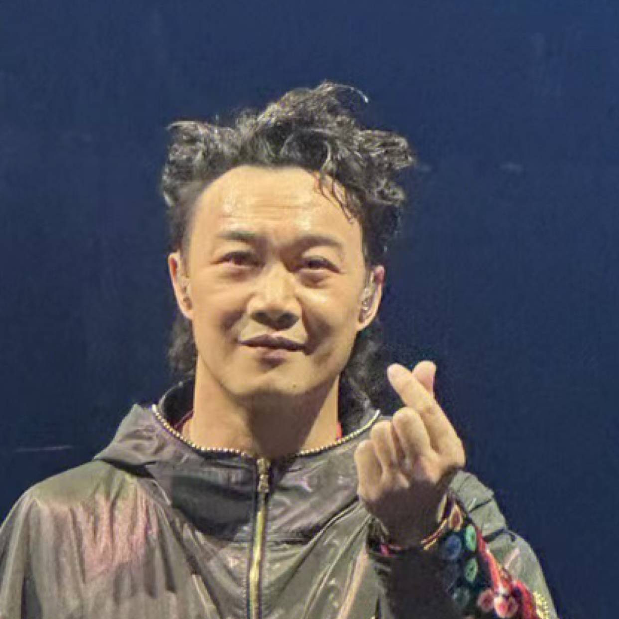 清爽深拥滑板的照片