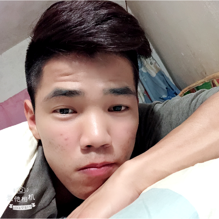 沉默拿自行车的照片