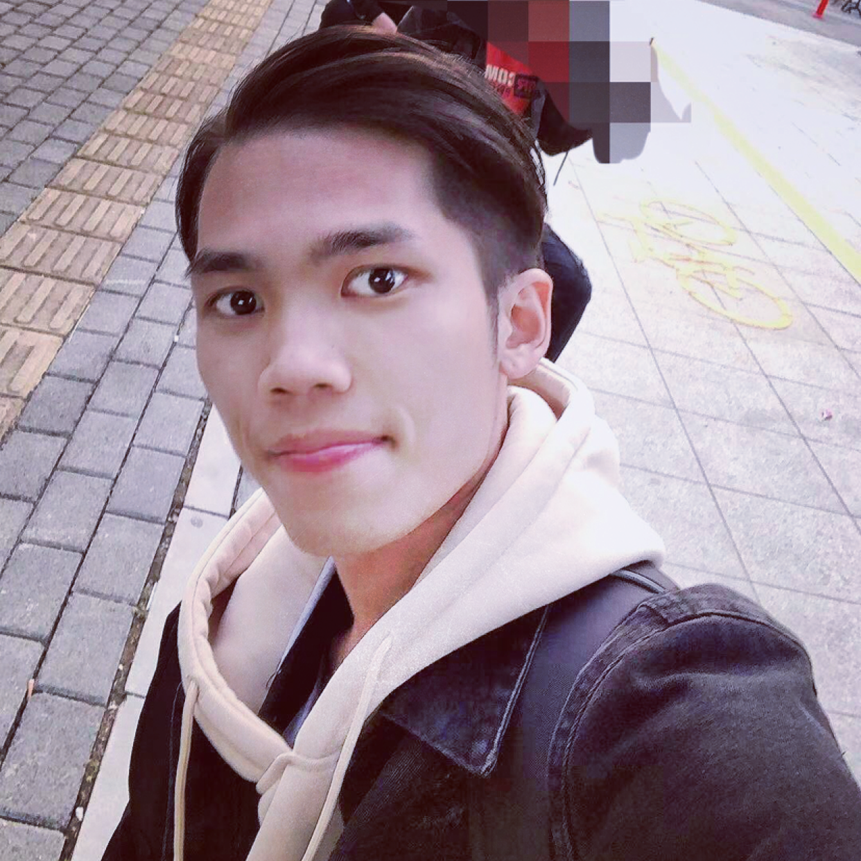 帅哥凝眸饱满的照片