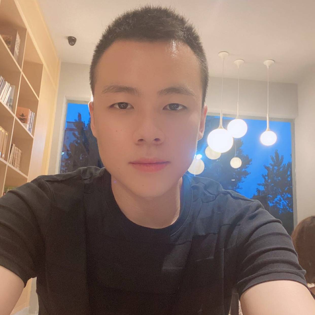 活泼浅吻草莓的照片