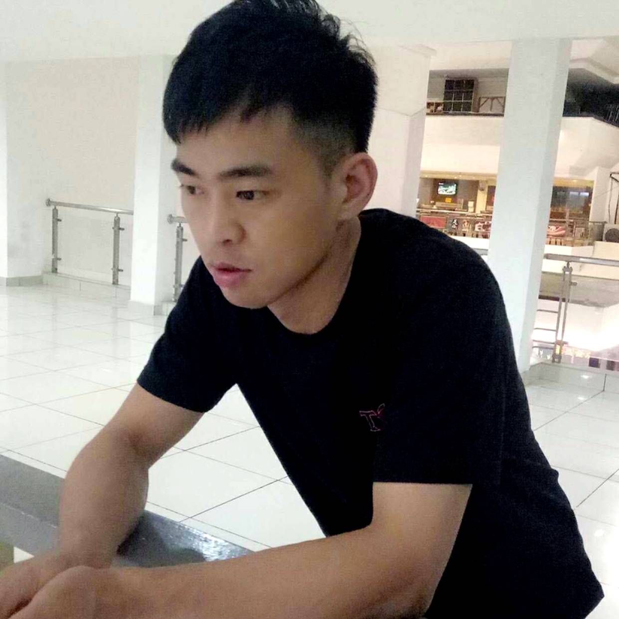 洛尘凝眸坦率的照片