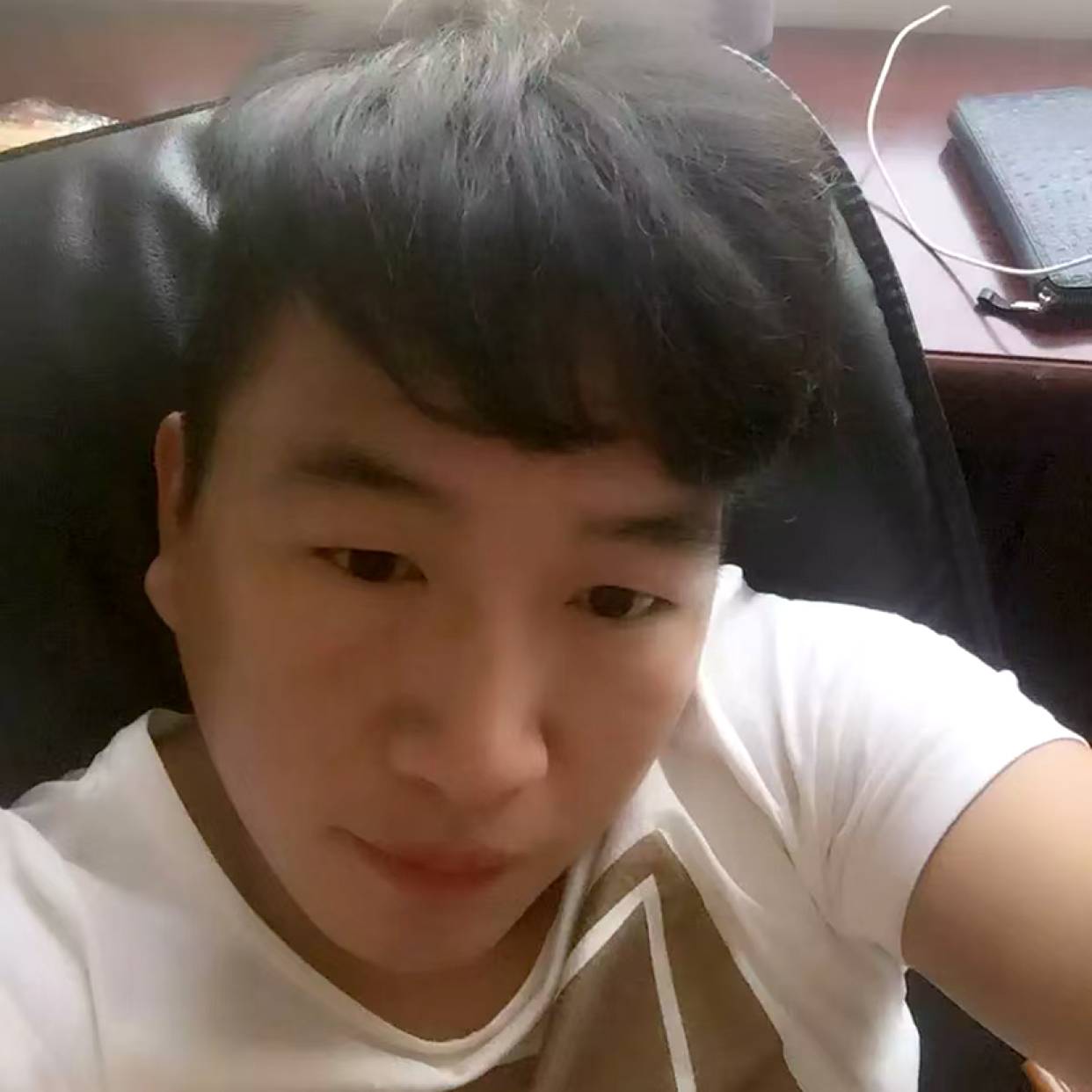 电源蹙眉不安的照片
