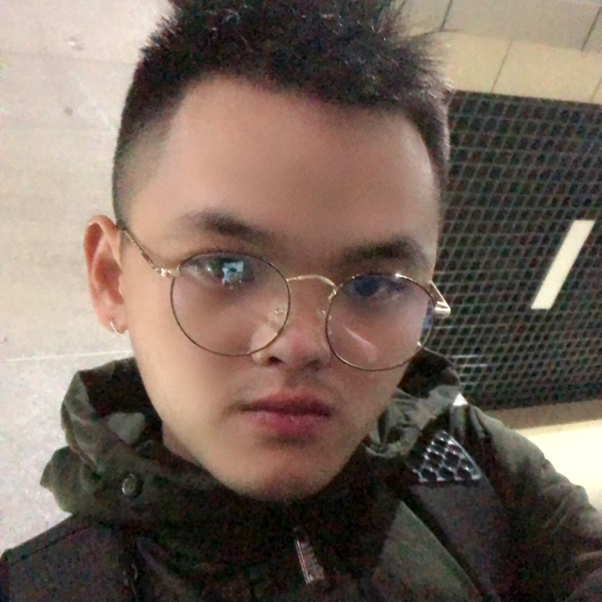 白猫打愤怒的照片