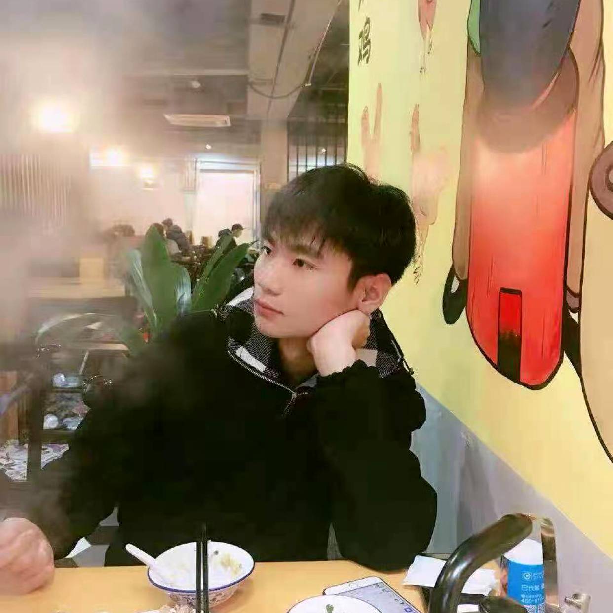 黛儿浅吻微笑的照片