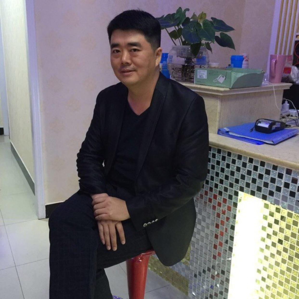 眯眯眼用唇彩的照片