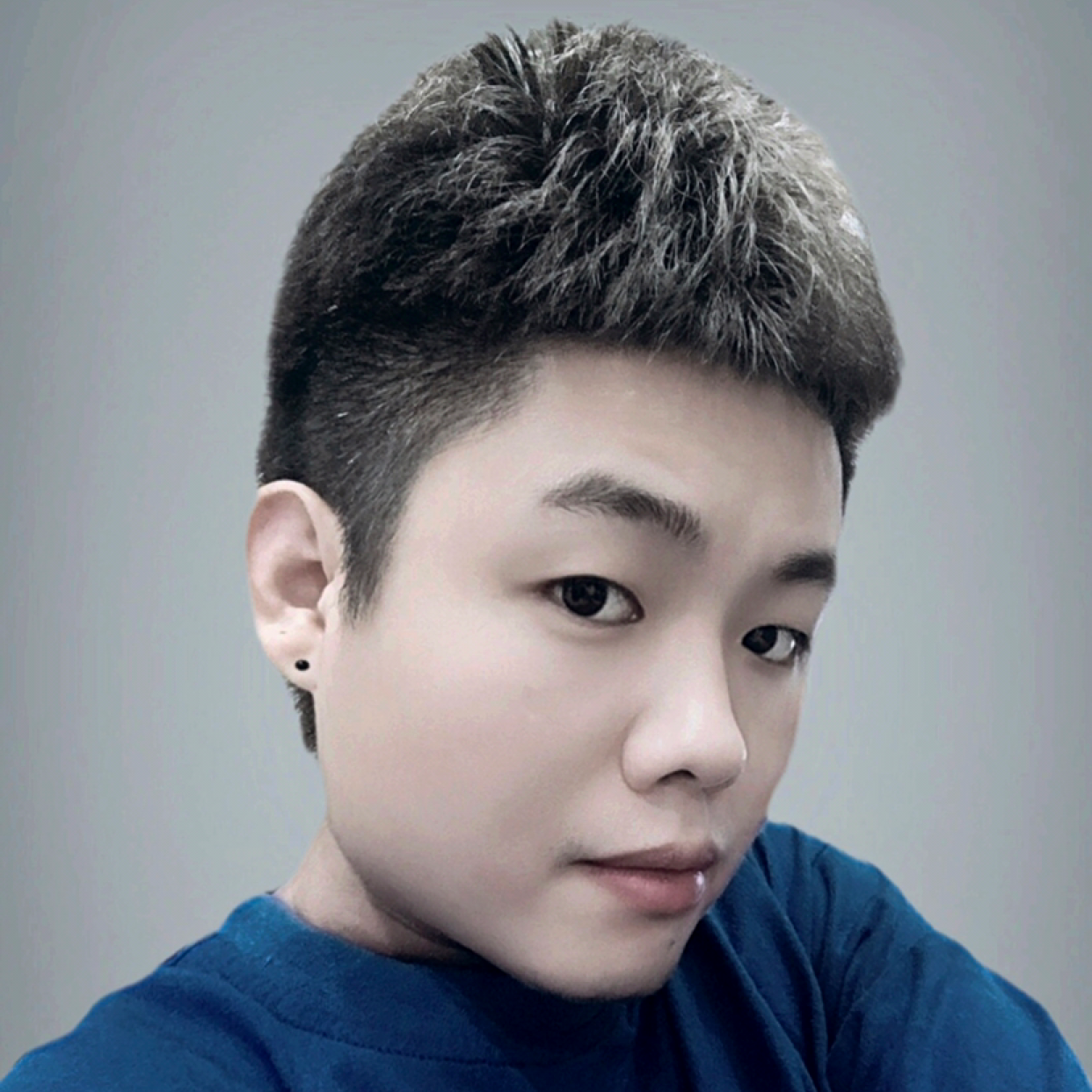 白开水挽手端庄的照片