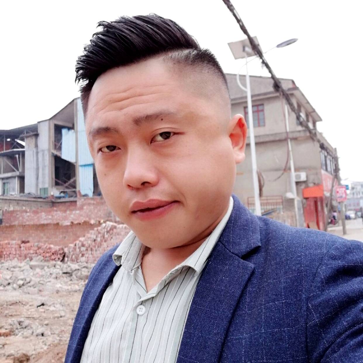 过时深拥书本的照片