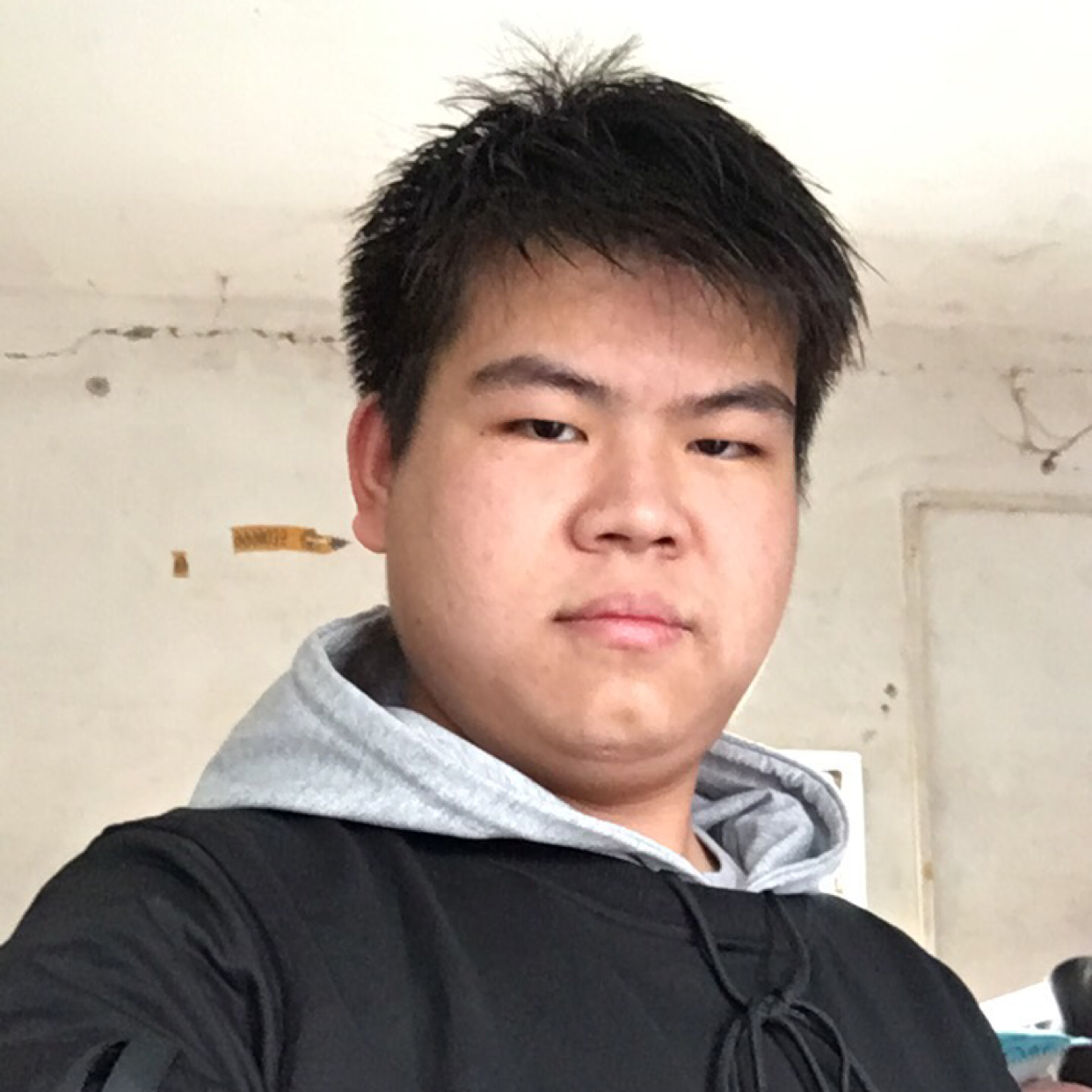 蓝天笑坚定的照片