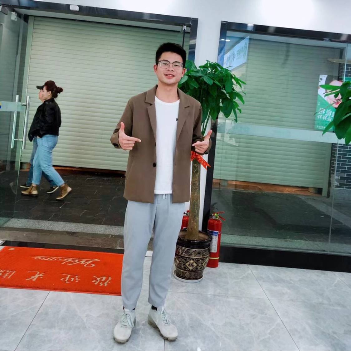向日葵深拥朴实的照片