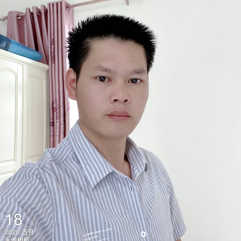 站在悬崖跳鬼舞的照片