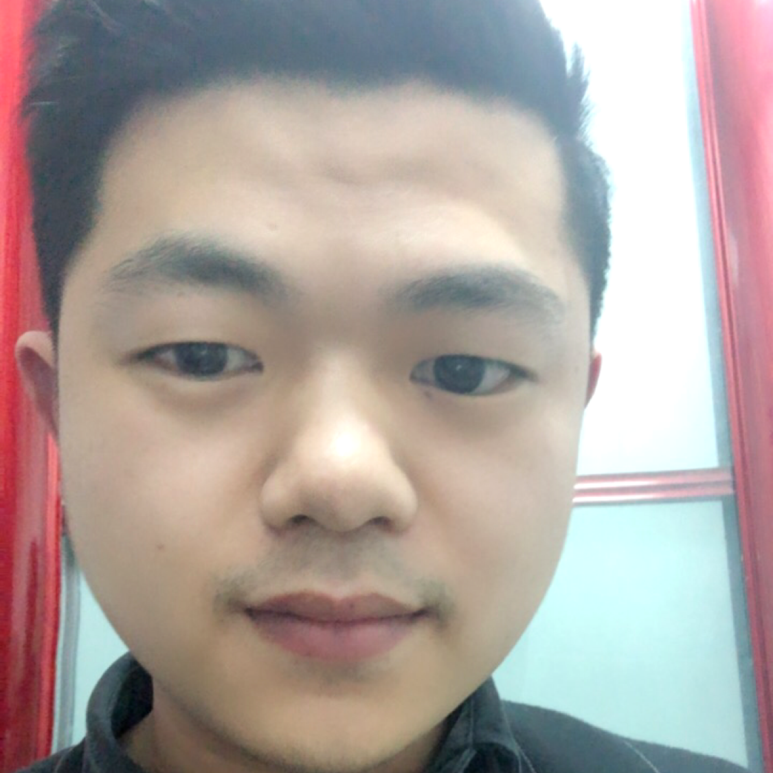 滑板凝眸耍酷的照片