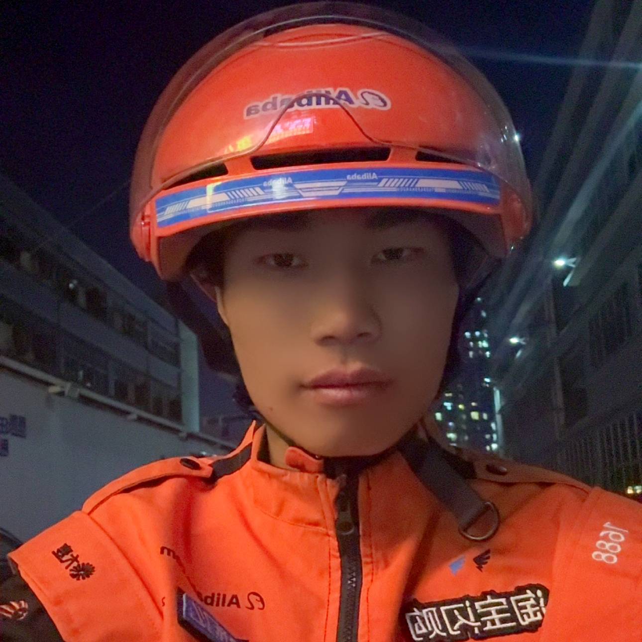 笑眯眯的小孩的照片