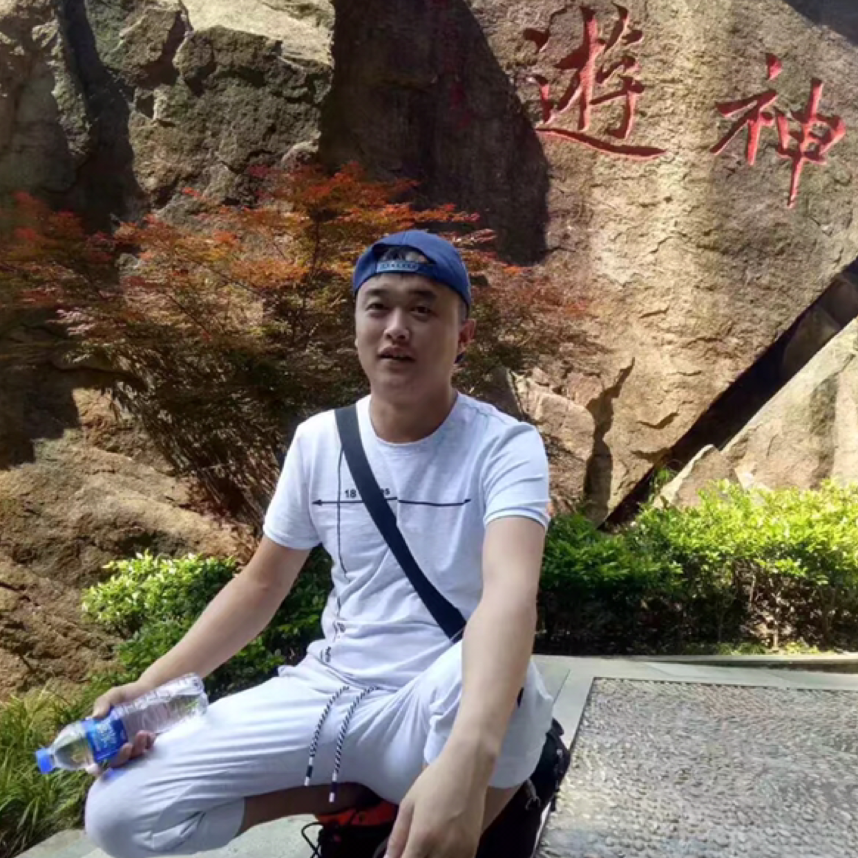 俊秀深拥画笔的照片