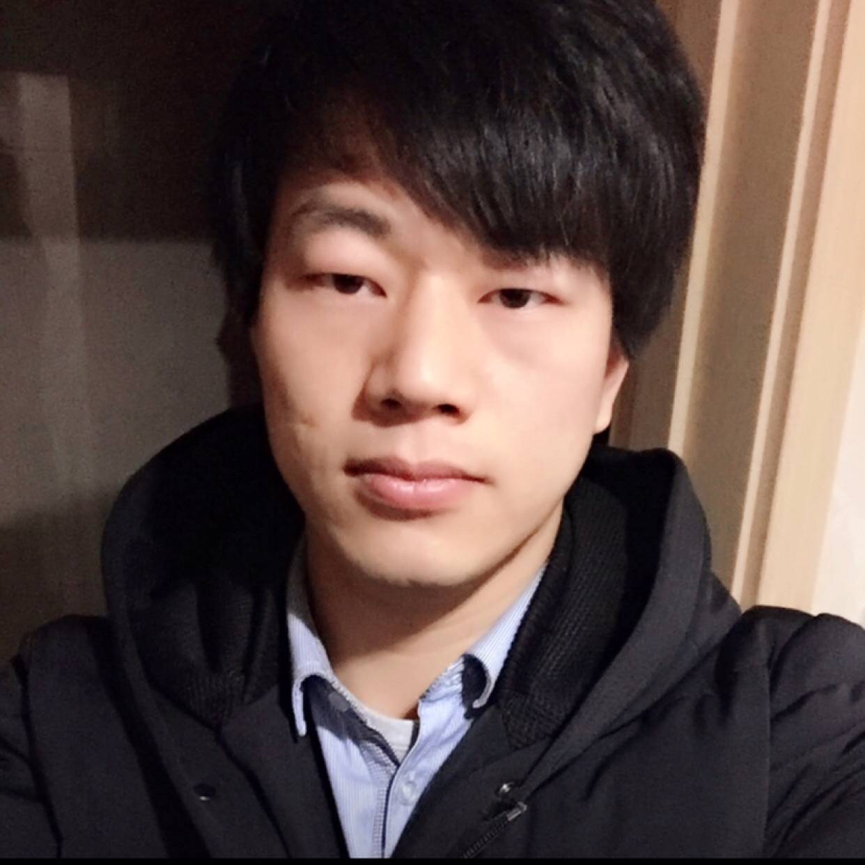 羞涩保卫玫瑰的照片