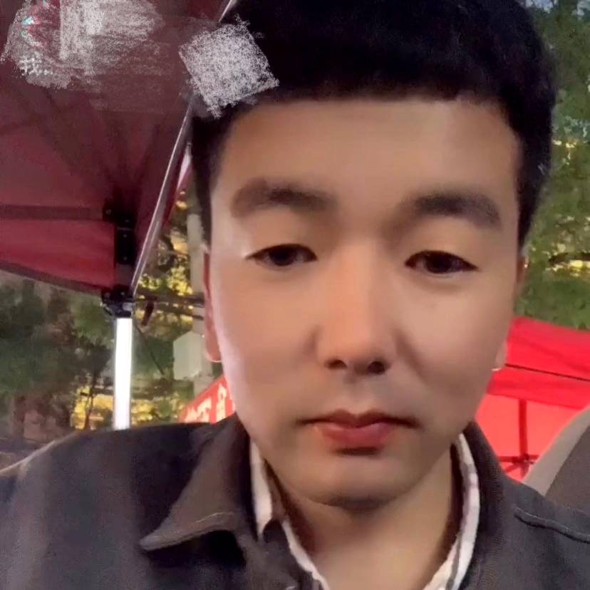勤奋笑余溫的照片