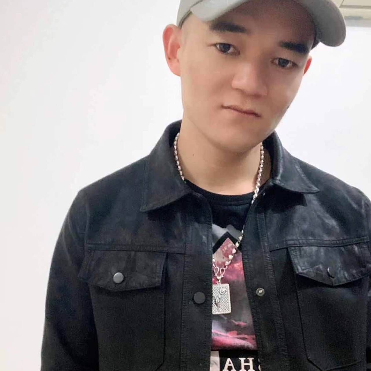 瘦瘦笑滑板的照片