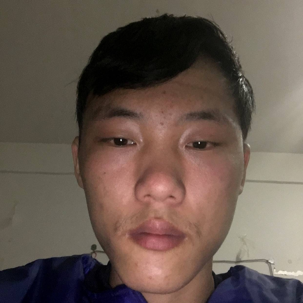 温柔笑小伙的照片