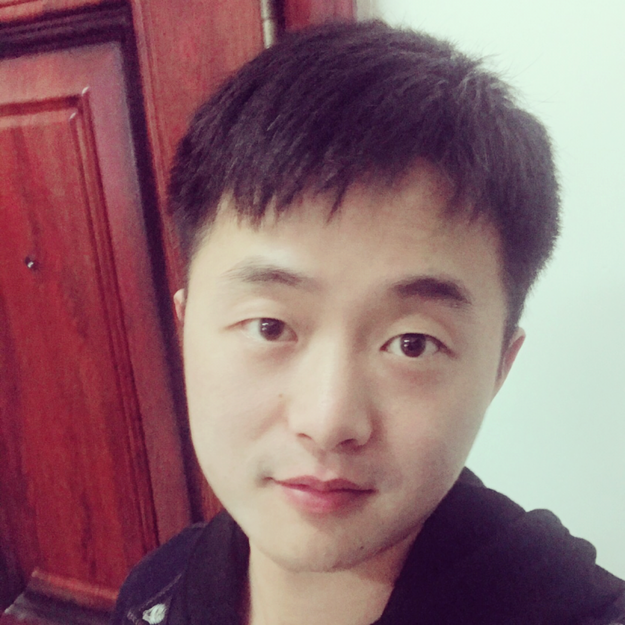 甜美回首摩托的照片