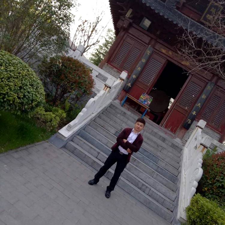 路人还默默的照片