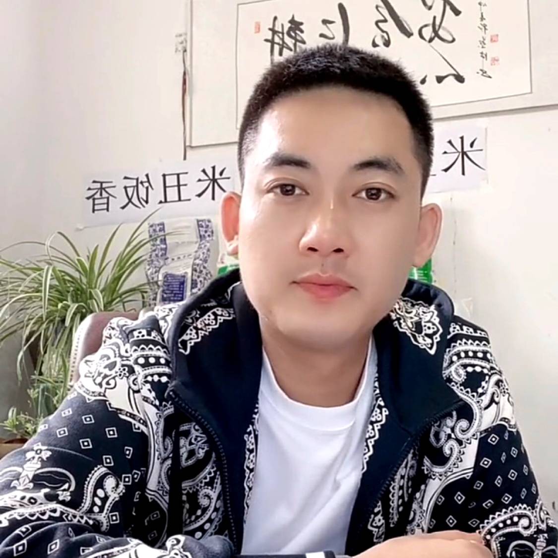 微笑漫步雨的照片
