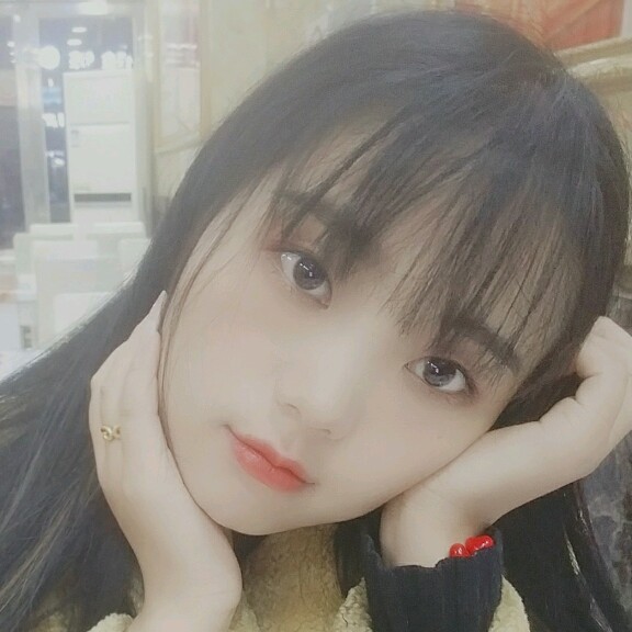 高贵拿蓝莓的照片