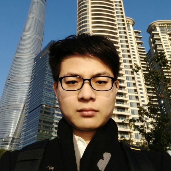 羽毛与翩飞的照片