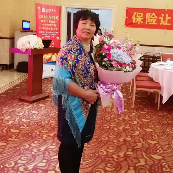 羞涩踢小蘑菇的照片