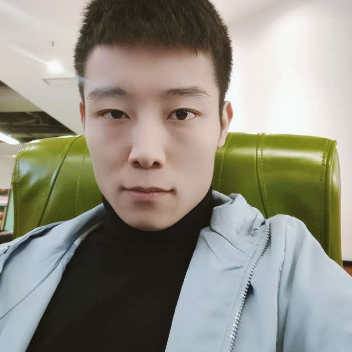 微笑掩饰落寞的照片