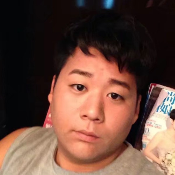夜月下的妖娆的照片