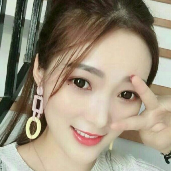 稳重蹙眉滑板的照片