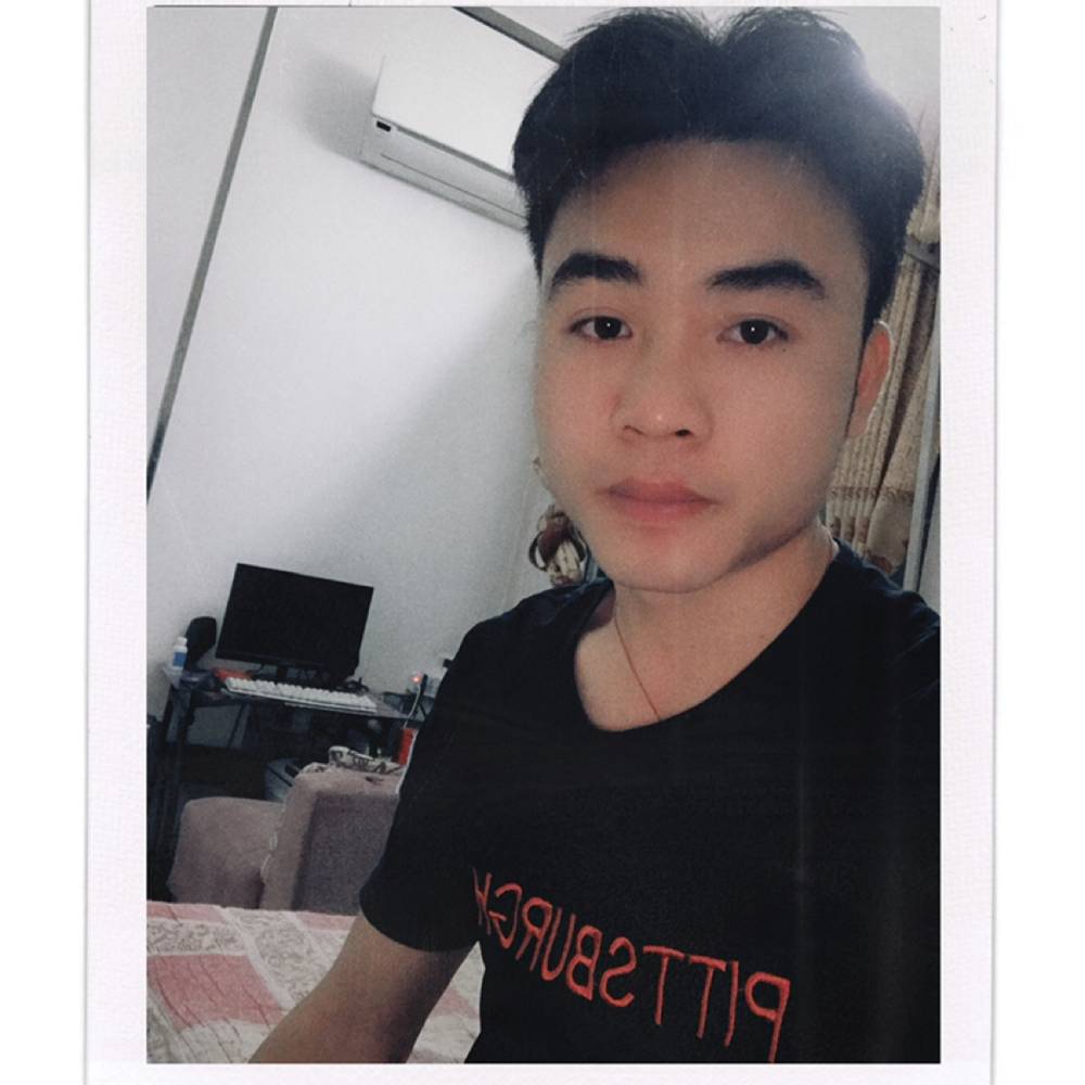 年轻挽手蓝莓的照片