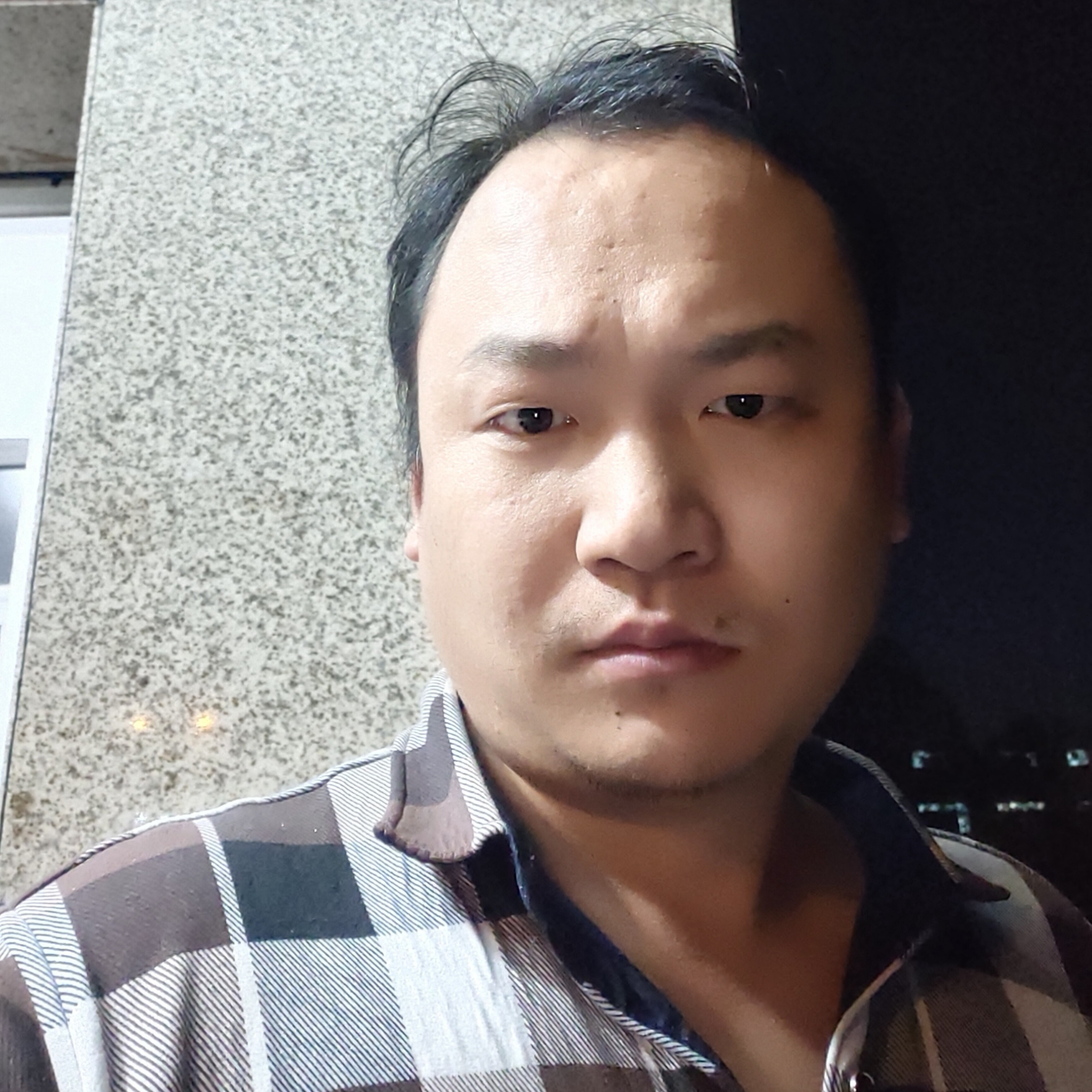 蜜蜂恋兰花的照片