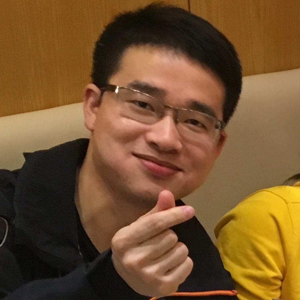 戴面具骑摩托车的的照片
