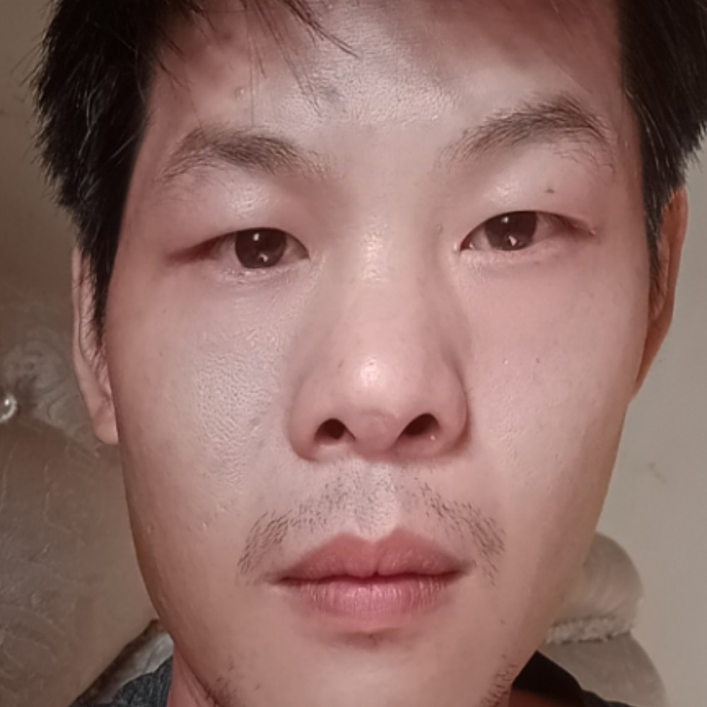 晨曦踢平常的照片