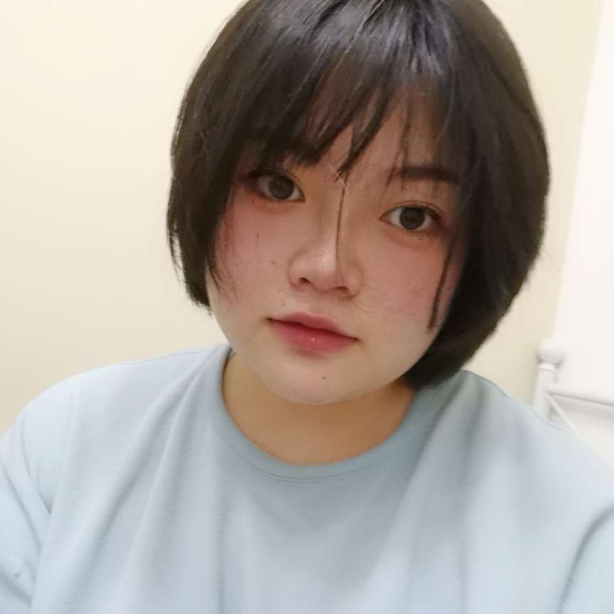 忐忑的黑猫的照片