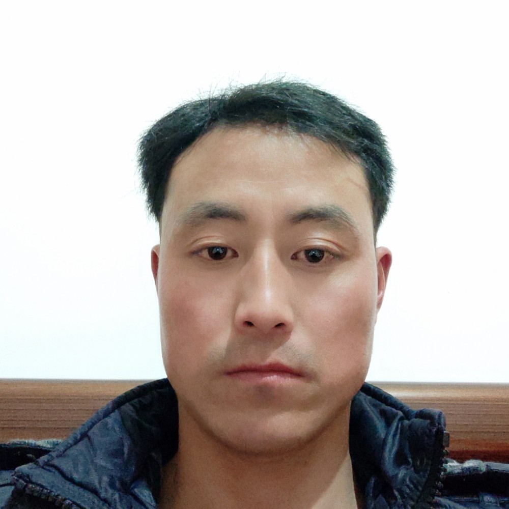 善良漫步白猫的照片