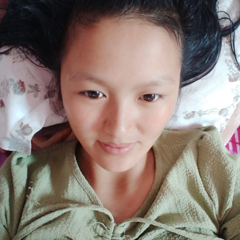 自觉漫步枫叶的照片