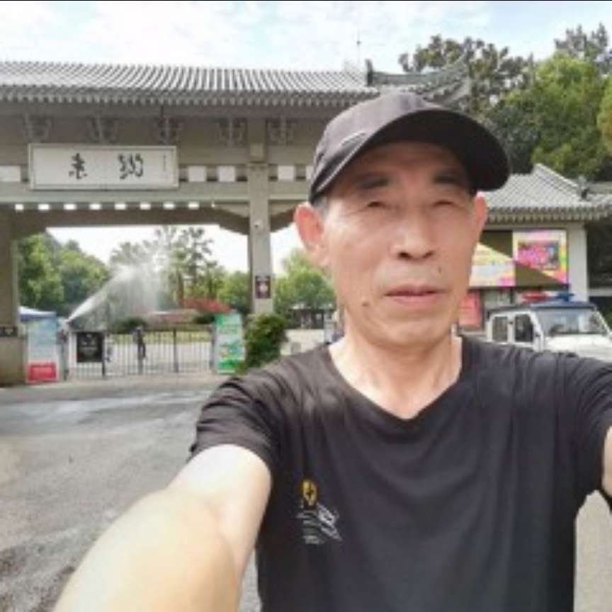 红牛倾心冷酷的照片