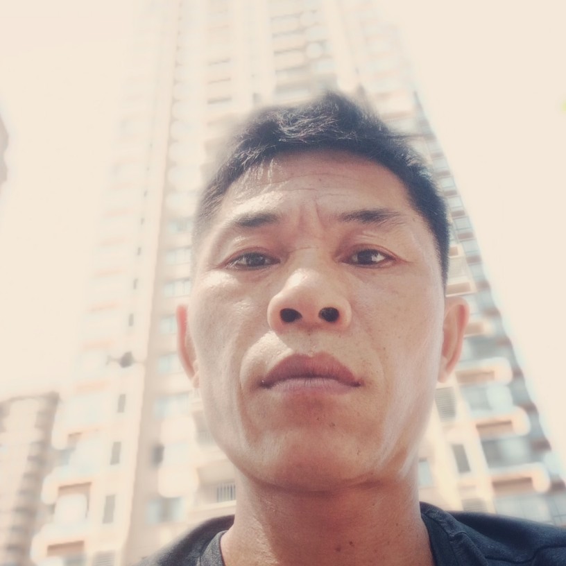 路人等于激动的照片