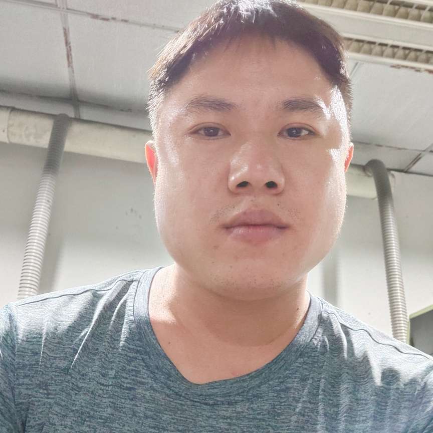 舒荷蹙眉欢呼的照片