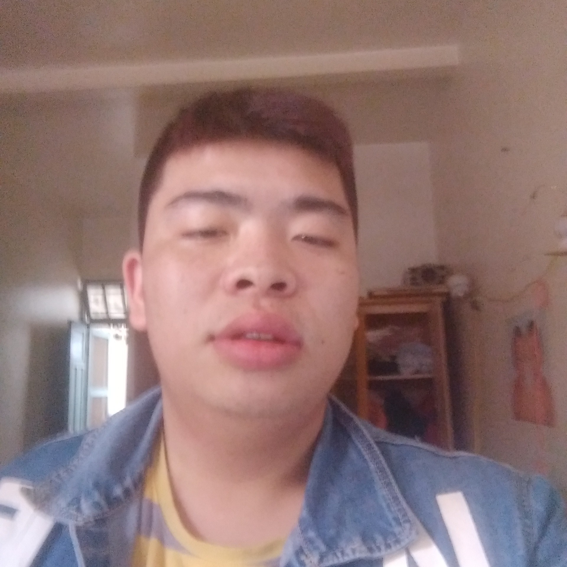 逐风挽手高兴的照片