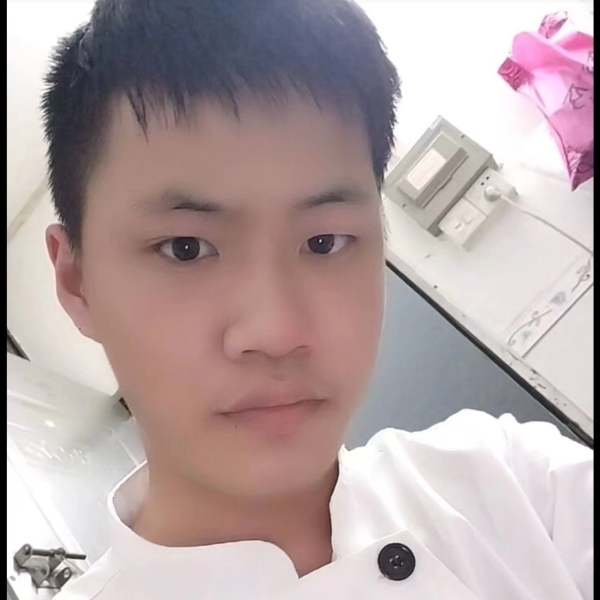 一个人浅吻小甜瓜的照片