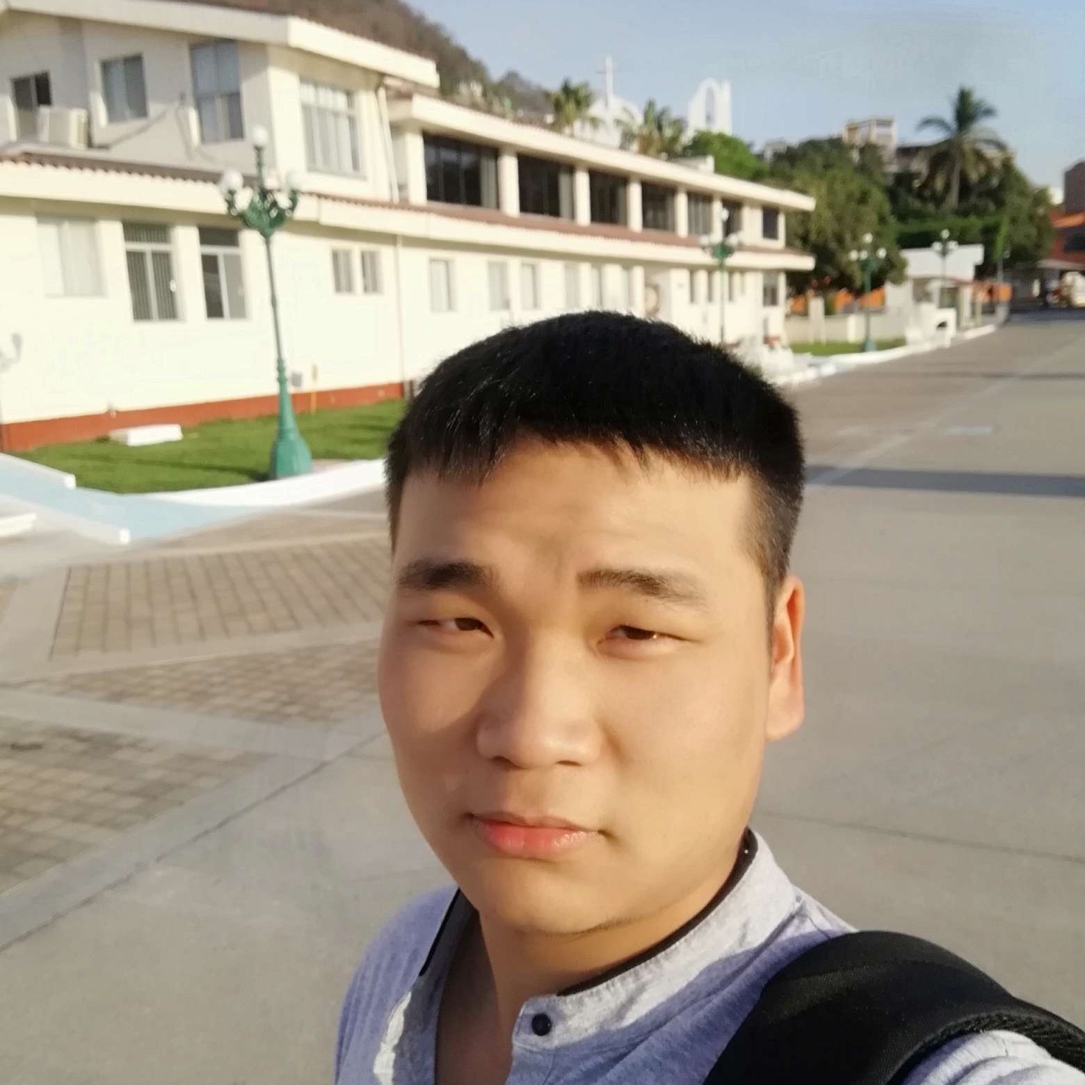 中心苦恋英俊的照片
