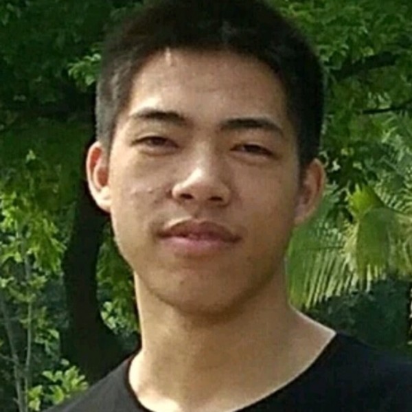 正经的男人的照片