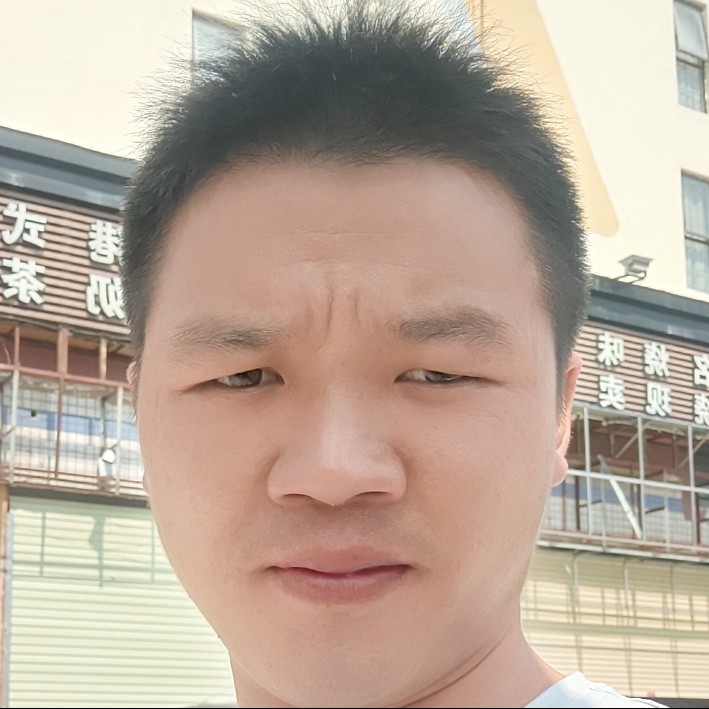 朋友回首稳重的照片